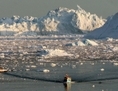 28 août 2008, sur la côte ouest du Groenland, un bateau navigue à travers les glaces fondues dans le fjord d’Ilulissat. Une étude publiée le 29 novembre 2012, a constaté que la perte de glace de la calotte du  Groenland avait quintuplé au cours des 20 dernières années. (Steen Ulrik Johannessen/AFP/Getty Images) 