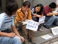 A Xi’an, dans la province du Shaanxi en Chine centrale, des étudiants et des diplômés d’université sont assis sur le trottoir offrant leurs services d’enseignement. Des millions de diplômés universitaires en Chine se retrouvent sans emploi, ou finissent par effectuer un travail pour lequel ils sont surqualifiés. (STR/AFP/Getty Images)