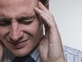 20% de la population britannique souffre de migraine. Un nouveau traitement avec un dispositif magnétique portable a donné des résultats positifs lors des essais cliniques. (Jupiterimages/photos.com)
