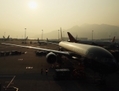Un avion arrive à l’aéroport de Hong Kong le 2 novembre. Plus de 1000 bureaucrates chinois ont fui le pays récemment, selon les derniers rapports. (Hannah Johnston/Getty Images)