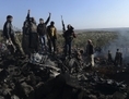 28 novembre 2012, frontière entre les provinces de Idlib et Alep, les rebelles syriens célèbrent la chute d’un avion de chasse du gouvernement abattu à Daret Ezza. (Francisco Leong/AFP/Getty Images)