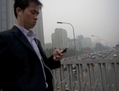 Un homme traversant un pont au-dessus de la circulation dans un épais brouillard à Pékin le 26 Octobre 2012. Le Bureau de Santé Municipal de Pékin a communiqué les informations montrant une augmentation entre 2001 et 2010. (Ed Jones/AFP/Getty Images)