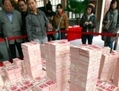 Une maquette de Pékin faite en billet de yuans chinois. Des fonctionnaires à Cangzhou, dans la province de Hebei, près de la capitale, ont récemment prélevé d’énormes taxes sur les hommes d’affaires de la région alors que la croissance économique s’essouffle. (Teh Eng Koon/AFP/Getty Images).