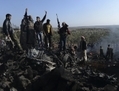 Des rebelles syriens célèbrent le 28 novembre 2012 sur la carcasse d'un avion du régime abattu à Daret Ezza. (Francisco Leong/AFP/Getty Images)