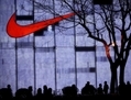 Shanghai, les habitants devant un magasin Nike dans la rue commerçante de Nanjing Road  le 17 Avril 2010. Aujourd’hui, 41% des chaussures Nike sont fabriqués au Vietnam, et 32% sont u00abmade in China». (Feng Li/Getty Images)