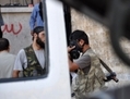 Nord d’Alep, 25 juillet 2012, un combattant de l’opposition syrienne teste un masque à gaz. (Pierre Torres/AFP/GettyImages) 
