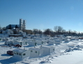 Chaque hiver, un véritable village de 500 chalets est aménagé sur la rivière, créant une atmosphère vraiment unique. (Association des pourvoyeurs de la rivière Ste-Anne)