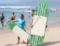 Rio de Janeiro, 9 novembre 2012, Jairo Lumertz et Caroline Scorsin, les initiateurs du projet u00abplanches de surf écologiques», sur une plage leur invention en main. (Surfboard Eco/Facebook) 
