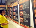 À la fin de juin à Taipei, une femme regarde une exposition montrant des portraits de victimes qui se sont auto-immolées au Tibet. Les fonctionnaires communistes chinois veulent condamner les Tibétains qui encouragent ou facilitent les auto-immolations. (Mandy Cheng/AFP/Getty Images)