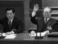 Le chef sortant du Parti Communiste Chinois Hu Jintao (G) et l’ancien chef du Parti Jiang Zemin lèvent les mains durant la session de fermeture du 18<sup>ème</sup> Congrès du Parti le 14 Novembre 2012, à Pékin. Le successeur de Hu Jintao, Xi Jinping, fut annoncé au Congrès. (Feng Li/Getty Images)