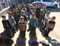 Des enfants de réfugiés Syriens attendent pour entrer en classe, le 27 novembre 2012, dans un camp de réfugiés à Kilis, dans le sud de la Turquie. Plus de 120 000 syriens se sont rendus en Turquie pour fuir la violence mortelle qui a envahi leur patrie d’origine. (Adem Altan/AFP/Getty Images)