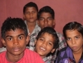 Babu (à gauche) avec quatre autres enfants fugueurs dans un abri monté par la Société pour l’Aide aux Enfants en Situation Difficile (SATHI) à Daryaganj, à Delhi en Inde, le 18 octobre 2012. (Venus Upadhayaya/rédaction d’Epoch Times)