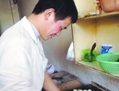 Li Fugui, un boulanger de 26 ans, a vendu des gâteaux cuits au four pour 50 centimes chinois (0.75 u20ac), pendant six ans dans la ville de Nanjing. Récemment, son approche sincère et honnête lui a valu des admirateurs. (Weibo.com)