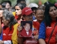Les sympathisants du président Vénézuélien Hugo Chavez exhibent sa photo lors d’un rallye à Caracas, le 9 décembre 2012. Samedi dernier, Chavez a révélé la récidive de son cancer aux médias. (Juan Berreto/AFP/Getty Images)