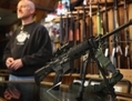 Un fusil de style AR-15 sur le comptoir d’un magasin d’armes à Tinley Parl dans l’Illinois, le 17 décembre. La sénatrice démocrate Dianne Feinstein a annoncé la semaine dernière avoir prévu de présenter une résolution en 2013, visant à interdire la vente des armes d’assaut. (Scott Olson/Getty Images).