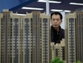 Un acheteur potentiel visite le Salon Printanier de l’Immobilier le 9 avril 2011, à Pékin. Selon des rapports récents, les fonctionnaires possédant des biens immobiliers de provenance douteuse se dépêchent en ce moment de vendre leur patrimoine. (Lintao Zhang/Getty Images)