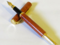 La tournerie sur bois que Régis a acquis à Chartres lui permet de créer des stylos plumes en bois.(Géraldine Fornès/Epoch Times)  