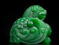 Bête en jade épinard inscrite de la marque impériale Qianlong (XVIIIe siècle), sur un socle en ivoire. D’après Thibault Duval, c’est une pièce rarissime : u00abLe jade est d’une qualité exceptionnelle, la pièce est magnifiquement sculptée. Vous voyez qu’il y a un très bon équilibre dans la pièce.» La bête est en fait composée des quatre animaux bienveillants : le dragon vert de l’Est, la tortue noire du Nord, le tigre blanc de l’Ouest et le phénix rouge du Sud. (Iegor)