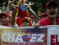 Les partisans du président vénézuélien Hugo Chavez devant le palais présidentiel à Caracas le 10 Janvier. (Raul Arboleda/AFP/Getty Images) 
