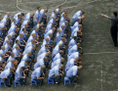 Le 30 mai 2005 des détenus écoutent un policier au cours d’une séance de formation dans la prison de Chongqing. (China Photos/Getty Images)