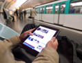 Paris, le 26 juin 2012: Un homme tient une tablette numeu0301rique, le jour de l’inauguration d’une connexion Wi-Fi gratuite disponible dans 46 sites parisiens, dont les plates-formes de transport en commun de trois stations de meu0301tro. (François Guillot/AFP)