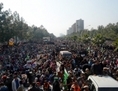 Les partisans du dignitaire religieux Tahir-ul Qadri rassemblés pour protester à Islamabad le 15 janvier 2013.  Mardi cette figure religieuse a appelé les milliers de manifestants massés à Islamabad à camper un jour de plus au milieu de la ville pour provoquer la police ayant déployé ses gaz lacrymogènes et le gouvernement ignorant l’ultimatum exigeant la dissolution du parlement. (Asif HassanAFP/Getty Images)