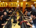 Un groupe de jeunes gens dans un cybercafé à Jiashan, à l’est de la Chine, dans  la province du Zhejiang, en novembre. De nombreux Chinois font désormais plus confiance au net qu’aux institutions sociales traditionnelles ou aux médias nationaux accessibles dans des  points de vente. (AFP/AFP/Getty Images) 