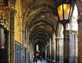 Le cloître de la cathédrale Ste-Eulalie affiche fièrement son style gothique. (Charles Mahaux)