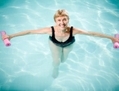 Des exercices légers, comme la natation, sont recommandés pour maintenir les articulations actives chez les personnes souffrant d'arthrite. (Arthritis Research UK)
