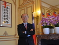 Son Excellence l'Ambassadeur de Taiwan dans son bureau parisien. (NTD France)
