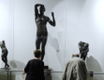 Des passagers regardent des sculptures d’Auguste Rodin (1840-1917) présentées dans la zone du musée de Roissy Charles-de-Gaulle, le 15 Janvier 2013. (AFP PHOTO/Eric Piermont)