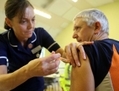 Un membre du service public de santé vaccine contre la grippe dans un centre médical à Cockermouth, Angleterre le 25 novembre 2009. Un nouveau rapport met en garde, affirmant que l'efficacité du vaccin contre la grippe saisonnière a été surestimée. (Christopher Furlong/Getty Images)

 