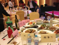 Le 25 janvier, dans un restaurant officiel du Gansu à Pékin: des cadres qui viennent de terminer leur banquet quittent l’endroit en laissant des assiettes pleines de nourriture À Pékin, les restaurants d’Etat qui représentent les régions de la Chine sont devenus un refuge pour les fonctionnaires qui cherchent à dépenser beaucoup d’argent pour la nourriture. (Fichier d’archive)