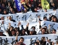 Le 19 décembre 2011, des villageois tiennent des bannières à Wukan dans la province du Guangdong, en demandant des mesures contre l’expropriation illégale de leurs terres et la mort en détention d’un dirigeant local. Xie Yielang, un professeur à l’université de Pékin, a annoncé, en citant des chiffres internes du régime, qu’en 2009 il y avait eu 230.000 manifestations importantes en Chine – émeutes ou protestations impliquant plus de 50 personnes, une indication de l’instabilité sociale grandissante. (STR/AFP/Getty Images)