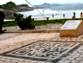 Des codes QR en mosaïque de pierres portugaises sont installés dans les principaux centres d’attractions de Rio pour offrir aux visiteurs des informations sur les lieux. (Bruno Menezes/Epoch Times) 