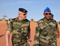 Un officier français discute avec le chef d’état-major de l’armée de l’air nigérienne, le colonel Boulama Zana Issa, le 22 janvier dernier lors d’une visite à un camp d’entraînement à Ouallam au Niger. Huit pays ouest-africains – le Nigeria, le Togo, le Bénin, le Sénégal, le Niger, la Guinée, le Ghana et le Burkina Faso ainsi que le Tchad – ont annoncé leur contribution à une force africaine visant à aider le Mali à reprendre la partie nord contrôlée par les islamistes. (AFP PHOTO/Boureima Hama)