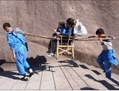 En chine, deux jeunes hommes transportent les personnes  dans une litière. Une telle façon de voyager est  considérée comme risquée  pour les touristes non-avertis  qui pourraient être agressés à mi-chemin vers le haut de la montagne Jaune par les porteurs  exigeant plus d’argent. (Weibo.com)