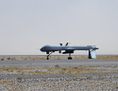 Predator, un drone américain sans pilote armé d’un missile, posé sur le tarmac de l’aéroport militaire de Kandahar en Afghanistan en 2010. (Massoud Hossaini/AFP/Getty Images)
