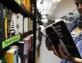 Une femme regarde un livre de Chuck Palahniuk dans une librairie d’Istanbul en 2011. (Bulent Kilic/AFP/Getty Images)    
