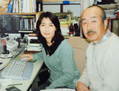 Sur cette photo de 1998, publiée le 21 août 2012 par la famille Yamamoto, apparaît la journaliste Mika Yamamoto (G) et son père Koji Yamamoto (D). Mika Yamamoto a été tuée par balle en 2012 lors du conflit syrien, dans la ville d’Alep. Le communiqué a été publié par le ministère des Affaires étrangères du Japon le 21 août. (Jiji Press/AFP/Getty Images)