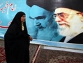 Une Iranienne passe devant une affiche géante représentant le fondateur de la République islamique d’Iran, l’ayatollah Ruhollah Khomeini, et le guide suprême ayatollah Ali Khamenei, le 31 janvier 2013, à Téhéran. (Atta Kenare/AFP/Getty Images)