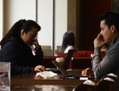 Novembre 2012 dans un café à Pékin, des habitants sont en train d’utiliser leurs ordinateurs portables. La censure des messages sur Internet est devenue une industrie lucrative en Chine. (Wang Zhao/AFP/Getty Images)