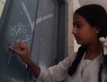 Une étudiante effectue la vérification quotidienne des installations sanitaires dans une école publique de Bangalore. (Reap Benefit) 