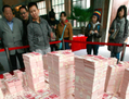 Un modèle du district des affaires centrales à Pékin a été réalisé en 2007 à partir de billets de yuans renminbi. Les économistes disent que l’impression de monnaie est à l’origine de l’inflation des prix en Chine. (Teh Eng Koon/AFP/Getty Images)