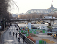 Le 27 janvier 2013, en plein Paris, les voies sur berges, en construction devant le Grand Palais, restent ouvertes aux cyclistes. (AFP PHOTO/Thomas Samson)


