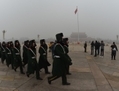 Des policiers militaires défilent le 30 janvier 2013 sur la place Tiananmen à Pékin. (Mark Ralston/AFP/Getty Images)