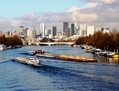 Péniches sur la Seine à Boulogne. u00abL’eau est ce qui nous unit, ce sans quoi la vie serait impossible. Ce sont les larmes de l’océan», a déclaré Tan Dun compositeur lors d’un discours à l’UNESCO. (Wikipédia)