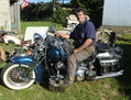 Patrick Denis est devant son atelier, sur une Harley. (Frédérique Privat, Epoch Times)
