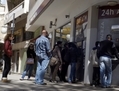 Des Chypriotes font la queue devant des distributeurs automatiques à Nicosie, capital de Chypre, craignant la fermeture de la deuxième banque du pays Laiki Bank. (Milos Bicanski/Getty Images)