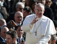 À la cité du Vatican, le nouveau pape François salue la foule lors de la messe inaugurale sur la place Saint-Pierre le 19 mars 2013. (AFP PHOTO/Filippo Monteforte)